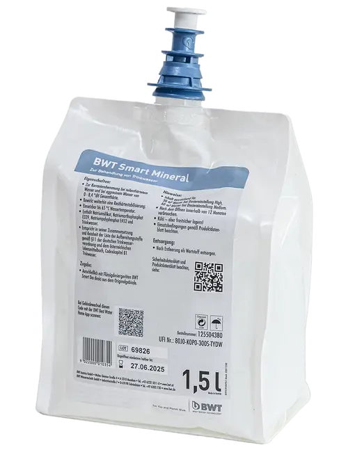 BWT Produkt mit einem weißen Behälter für die Behandlung von Trinkwasser. Auf der Rückseite befinden sich Gebrauchshinweise, Inhaltsstoffe und ein QR-Code.